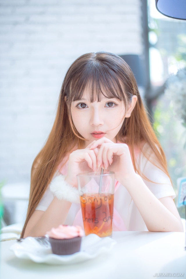 因为不配，忽然自卑，说声失陪。
